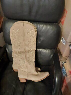 NEW ! WMN Western Cowgirl Boot Faux Suede Nude W Embroiled Butterfly& Stone Sz11